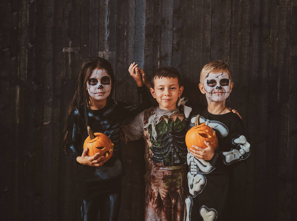A gyerekek élvezik a halloween partit. - Fotó, kép
