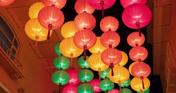 Színes hagyományos kínai stílusú lámpák lóg szabadban holdújév éjjel - Fotó, kép