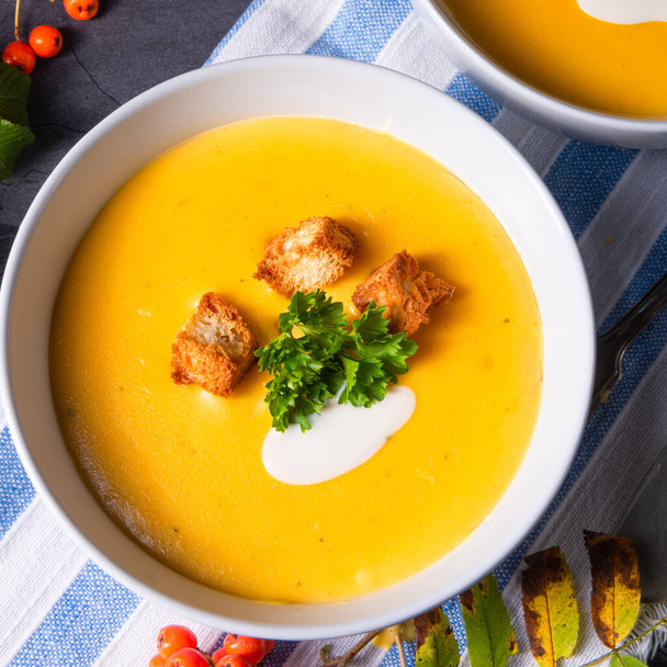 クルトンとココナッツミルクとおいしいカボチャのスープ - 写真・画像