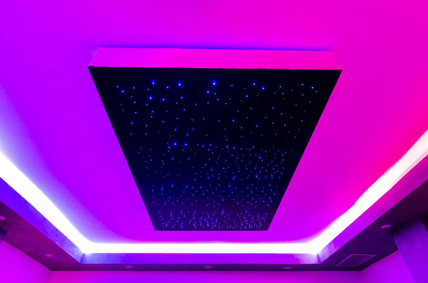 стеля спа-центру з кольоровими ліхтарями і геометричною перспективою
 - Фото, зображення