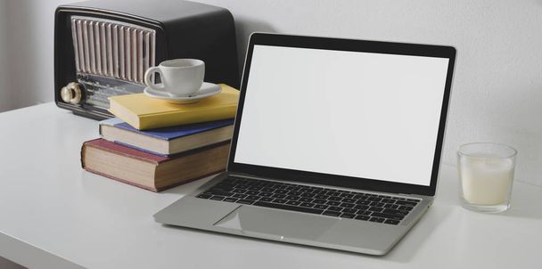 Computador portátil em branco com material de escritório e rádio vintage em estilo de escritório branco mínimo
 - Foto, Imagem