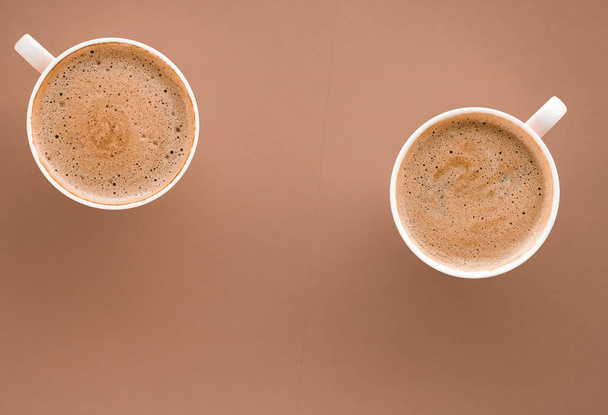Tasse heißen Kaffee als Frühstücksgetränk, flache Tassen auf beigem Rücken - Foto, Bild