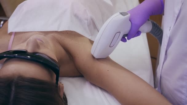 Frau bekommt Laser-Haarentfernung im Schönheitssalon. - Filmmaterial, Video