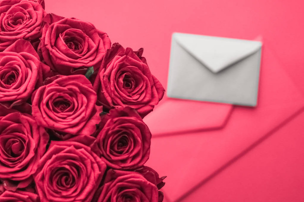 Love letter and flowers delivery on Valentines Day, luxury bouqu - Photo, Image