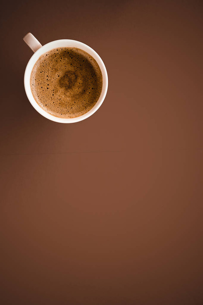 Чашка горячего кофе, как завтрак напиток, плоские чашки на коричневой спине
 - Фото, изображение