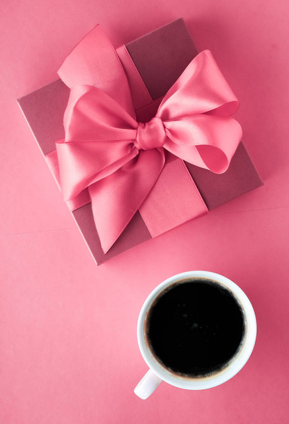 Coffret cadeau de luxe et tasse à café sur fond rose, flatlay desig
 - Photo, image