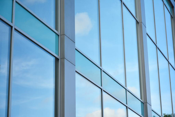 Les fenêtres d'un immeuble moderne pour bureaux. Architecture des bâtiments d'affaires
. - Photo, image