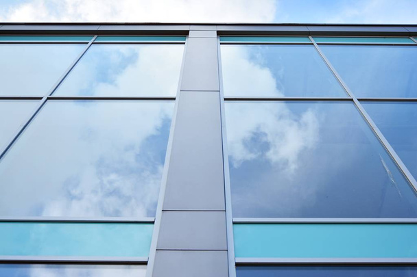 Az ablakok egy modern épület irodák. Üzleti épületek építészete. - Fotó, kép