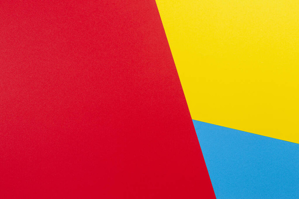 Renk kağıtları geometri düz kompozisyon arka plan sarı kırmızı ve mavi tonlar - Fotoğraf, Görsel