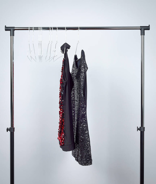módní černé dámské flitrové halenky visící na bílém železe - Fotografie, Obrázek