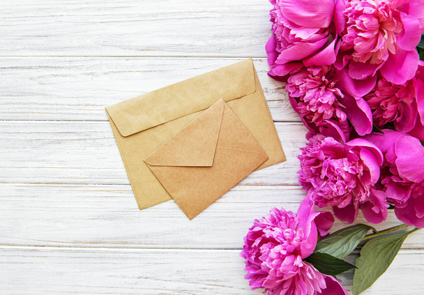 Enveloppen met roze pioenrozen - Foto, afbeelding