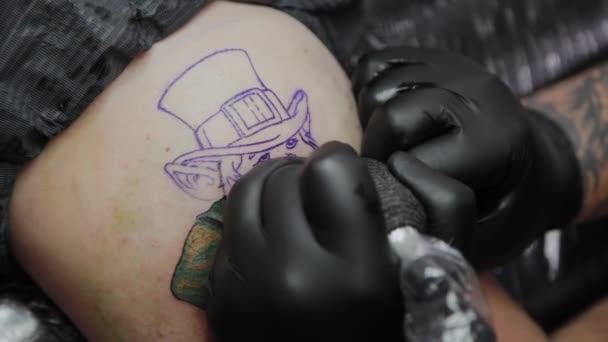Επαγγελματίας καλλιτέχνης τατουάζ κάνει ένα τατουάζ στο χέρι ενός άνδρα. - Πλάνα, βίντεο