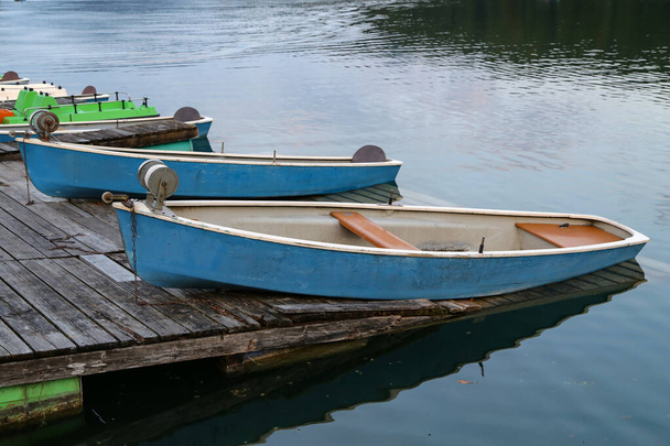 湖の岸にある漁船は - 写真・画像