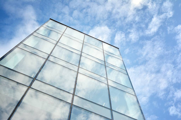 Τα παράθυρα ενός σύγχρονου κτηρίου για γραφεία. Αρχιτεκτονική επιχειρηματικών κτιρίων. - Φωτογραφία, εικόνα