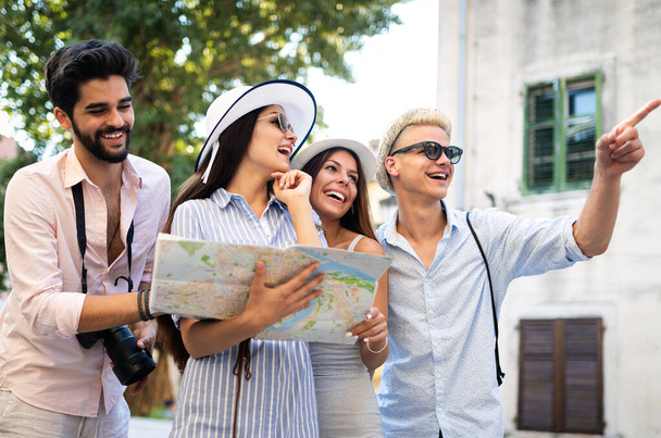 Vrienden van de jonge gelukkig toeristen attracties in de stad - Foto, afbeelding
