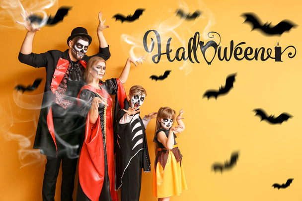 Rodina v Halloween kostýmy na barevném pozadí - Fotografie, Obrázek