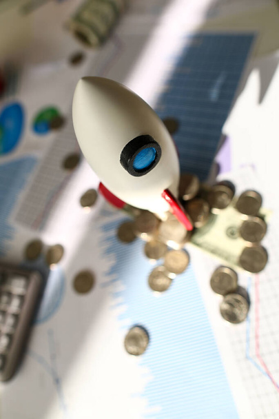 Fém pénznem rakétával - Fotó, kép