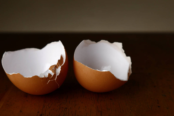 Cáscara agrietada de huevo orgánico
 - Foto, Imagen