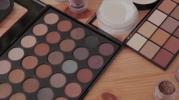 Professionele make-up kit in een make-up studio op een houten tafel. - Video