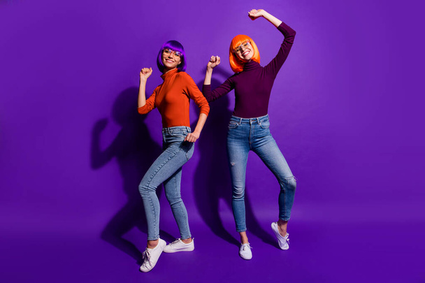 Full length body size view of two nice attractive lovely pretty charming cheerful cheery girls wearing wigs dancing isolated over bright vivid shine vibrant purple violet lilac color background - Foto, immagini