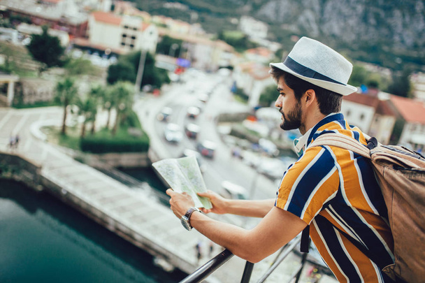 Όμορφος γενειοφόρος τουρίστας με σακίδιο κάνει ταξίδια σε όλη την c - Φωτογραφία, εικόνα