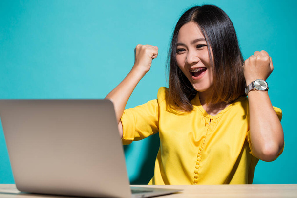 Счастливая женщина, когда она смотрит на ноутбук
 - Фото, изображение