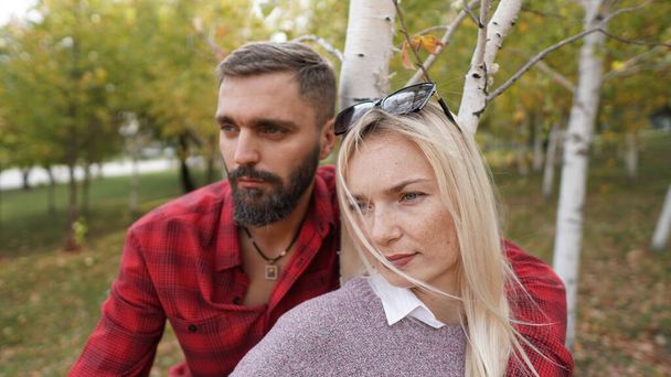 夫と妻は白樺の近くの公園で。味付けされた愛の概念 - 写真・画像