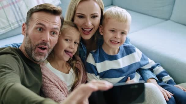 Selfie di famiglia con due bambini
 - Filmati, video