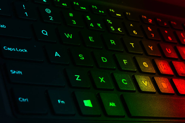 Tastiera da gioco RGB colorata a basso profilo
 - Foto, immagini