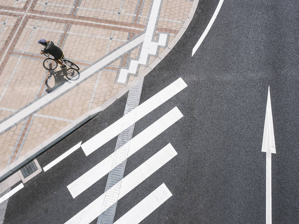 Crosswalk street Gente montando bicicleta Camino Vista aérea Ciudad urbana
 - Foto, Imagen