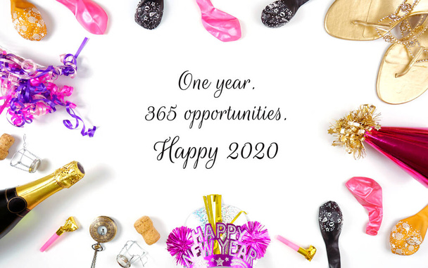 Año Nuevo Víspera fondo mínimo con champán y decoraciones de color rosa y oro
. - Foto, imagen