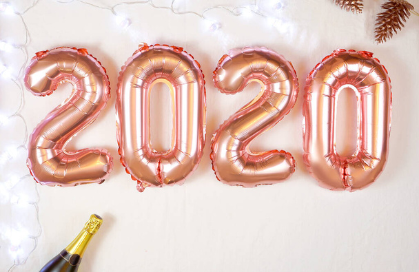 Mutlu yıllar 2020 Beyaz zemin üzerinde altın metalik balonlar. - Fotoğraf, Görsel