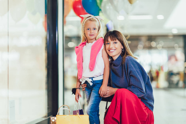 Mother and daughter having fun in shopping mall toghether. - Foto, Bild
