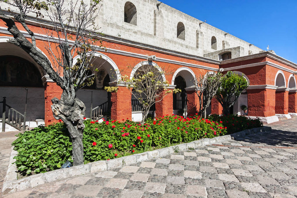 Brama do nieba | Ulica Sevilla, wewnątrz klasztoru Santa Catalina w Arequipa,  - Zdjęcie, obraz