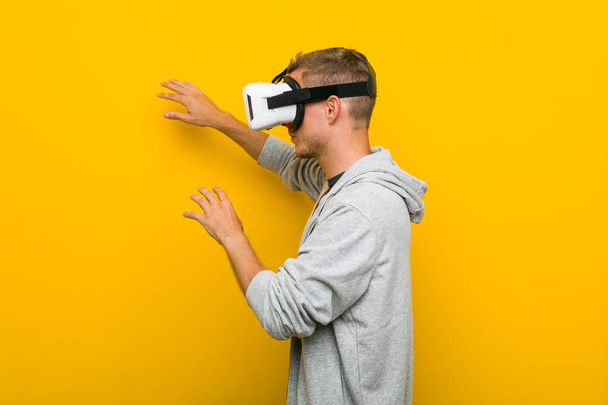 Joven hombre caucásico usando gafas de realidad virtual
 - Foto, imagen