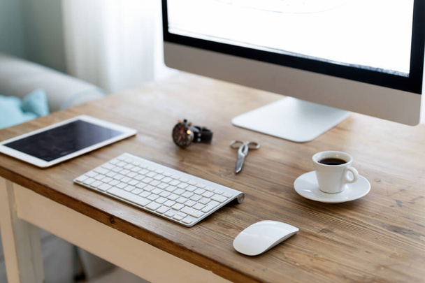 Imagen del moderno escritorio de oficina con dispositivos electrónicos
 - Foto, Imagen
