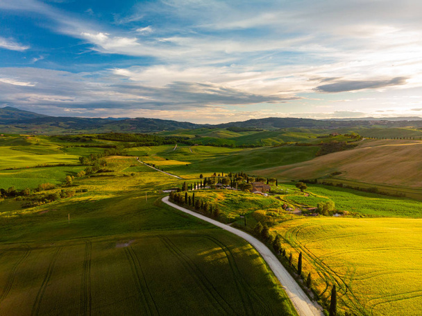 Tuscany platteland heuvels, schitterende luchtfoto in het voorjaar. - Foto, afbeelding