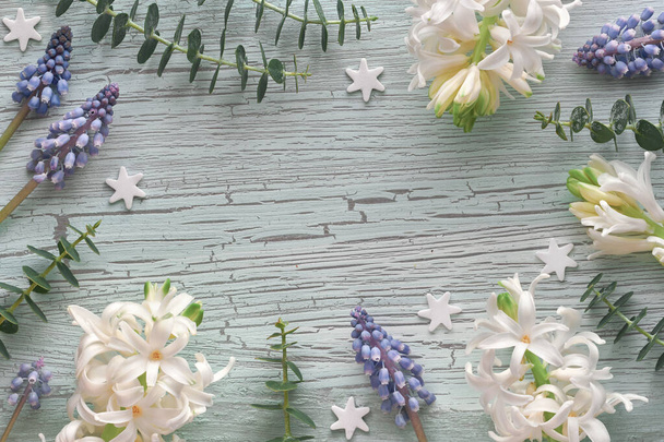 Perla blanca y flores de jacinto de uva azul con plan de eucalipto
 - Foto, Imagen