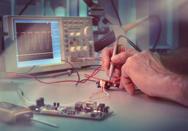 Engineer or tech tests electronic equipment - Φωτογραφία, εικόνα