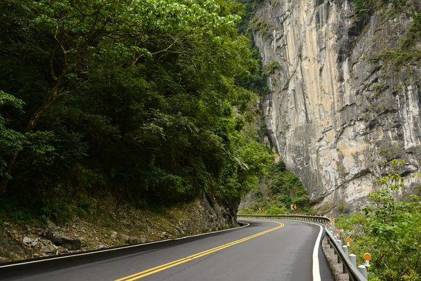 Дорога в национальном парке Тароко
 - Фото, изображение
