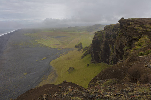Reynisfjara Zwarte zandstrand, gevonden aan de zuidkust van IJsland - Foto, afbeelding