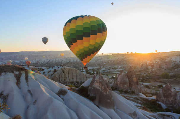 Zonsopgang in Cappadocië. Luchtballonnen die over de vallei vliegen - Foto, afbeelding