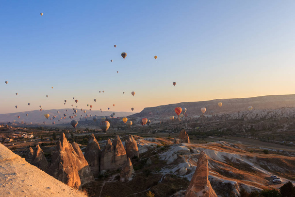 Wschód słońca w Kapadocji. Balony na ogrzane powietrze przelatujące nad doliną - Zdjęcie, obraz
