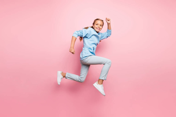 Teljes test profil fotó csinos kis hölgy jumping magas futás célba hinni győzelem rohanó gyors viselet alkalmi ruha elszigetelt pasztell rózsaszín háttér - Fotó, kép