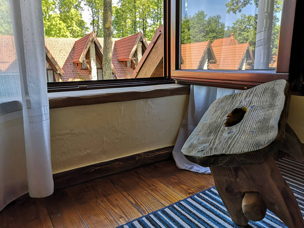 Sgabello in legno pesante con foro sul fondo sostiene la finestra o
 - Foto, immagini