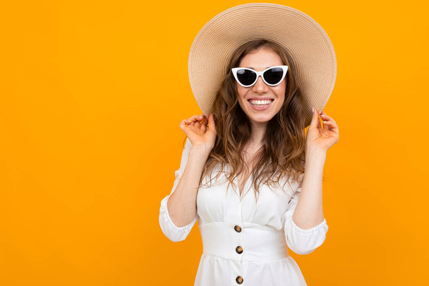 Nainen hattu poseeraa oranssi tausta
  - Valokuva, kuva