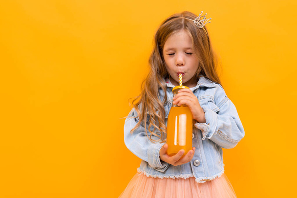 Nettes kleines Mädchen posiert vor orangefarbenem Hintergrund - Foto, Bild