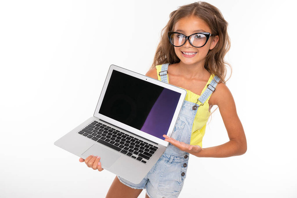 可愛い女の子ポーズノートパソコンを背景に白い   - 写真・画像