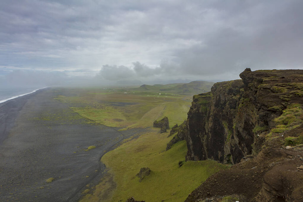 На южном побережье Исландии найден черный пляж Рейкьяра
  - Фото, изображение
