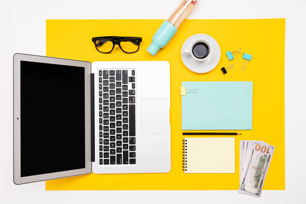 notebook a kancelářské potřeby top view na žlutém pozadí  - Fotografie, Obrázek